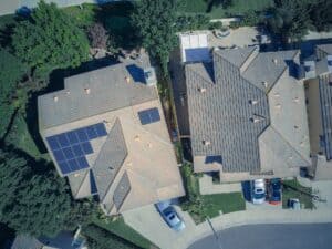 is mijn dak geschikt voor zonnepanelen? bovenzicht daken met zonnepanelen